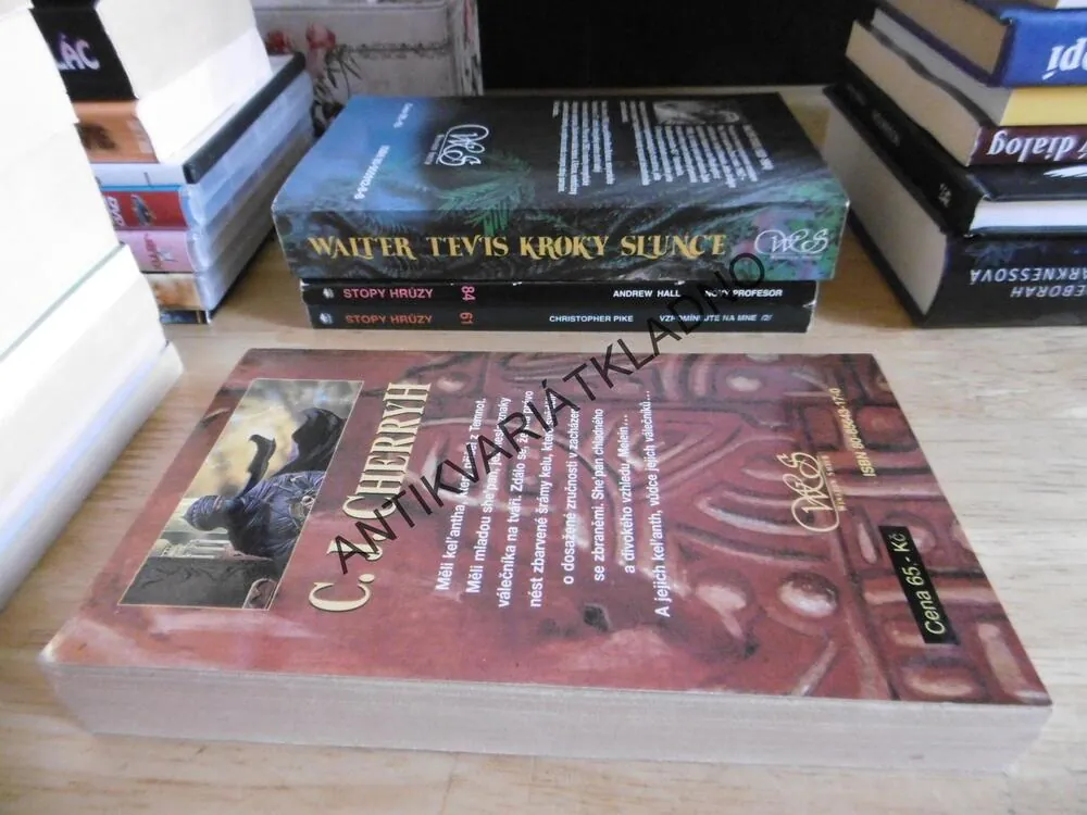 STÁRNOUCÍ SLUNCE KUTATH, C. J. CHERRYH, **an