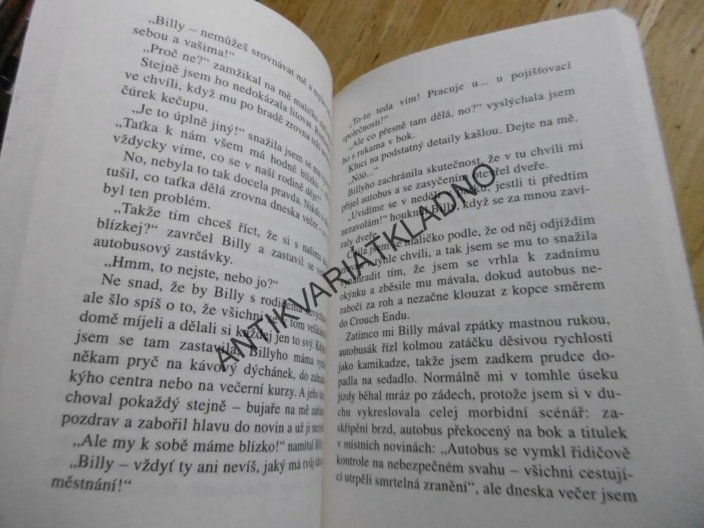 ALICE A... DÓÓÓST DOBRÝ RANDE, KAREN MCCOMBIEOVÁ, **an