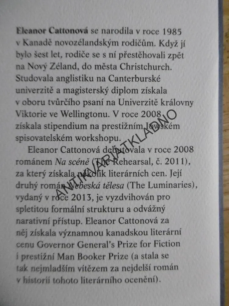 NEBESKÁ TĚLESA, ELEANOR CATTONOVÁ, **an