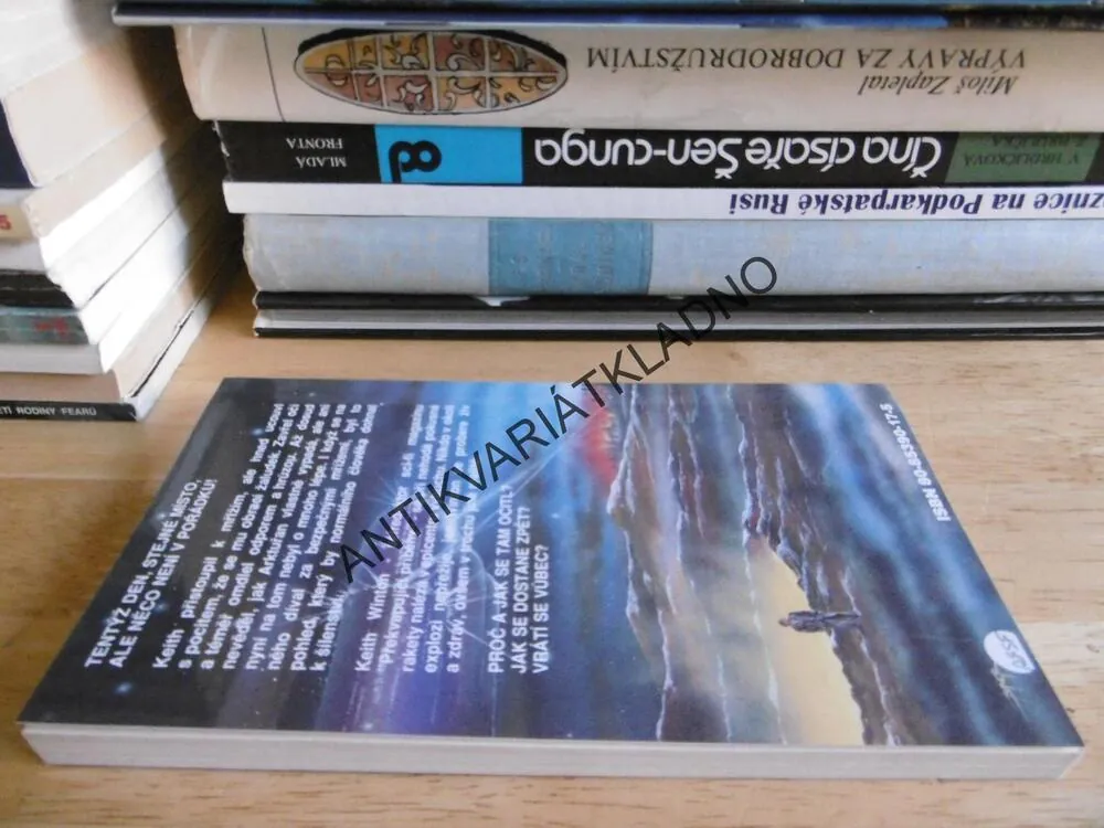 TEN BLÁZNIVÝ VESMÍR!, FREDRIC BROWN, **an