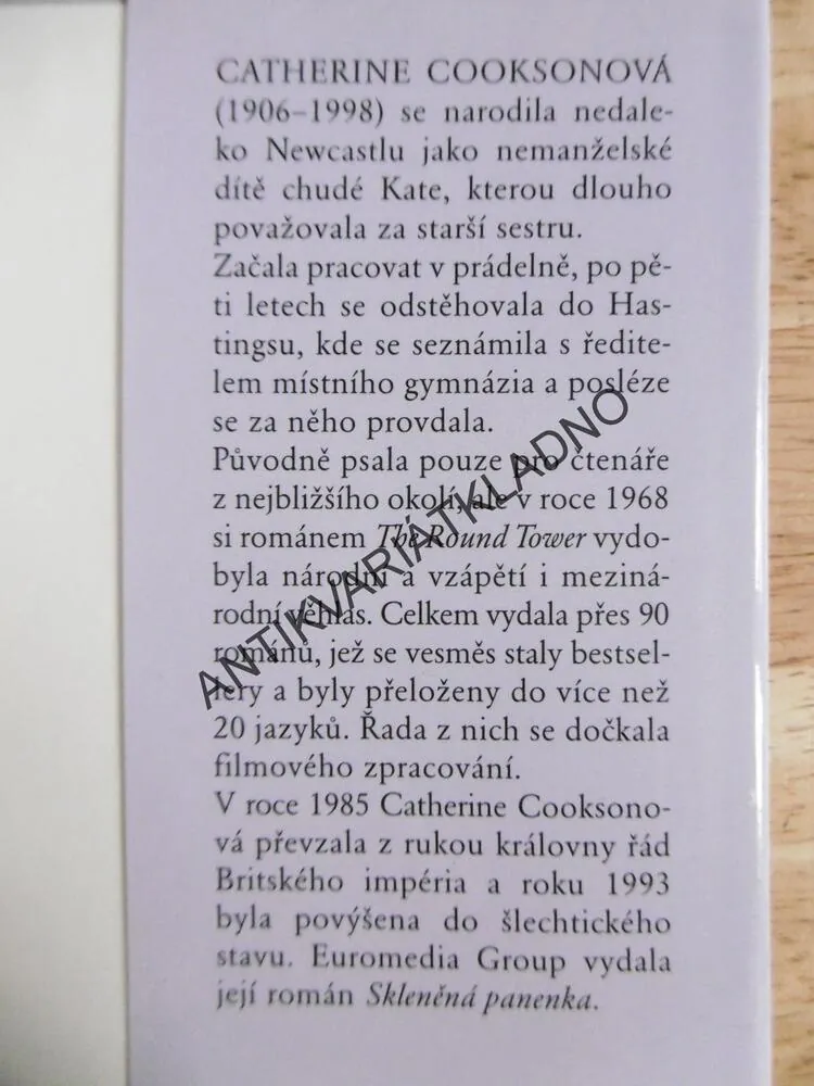 DŮM NA VŘESOVIŠTI, CATHERINE COOKSONOVÁ, **an