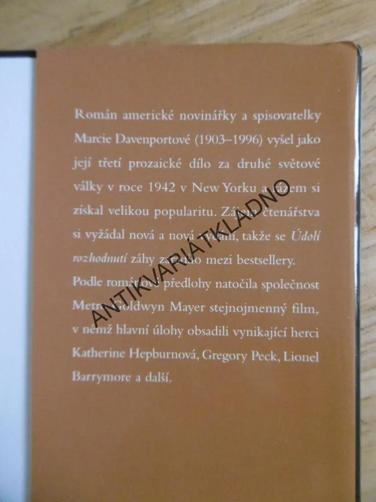 ÚDOLÍ ROZHODNUTÍ, MARCIA DAVENPORTOVÁ, **an