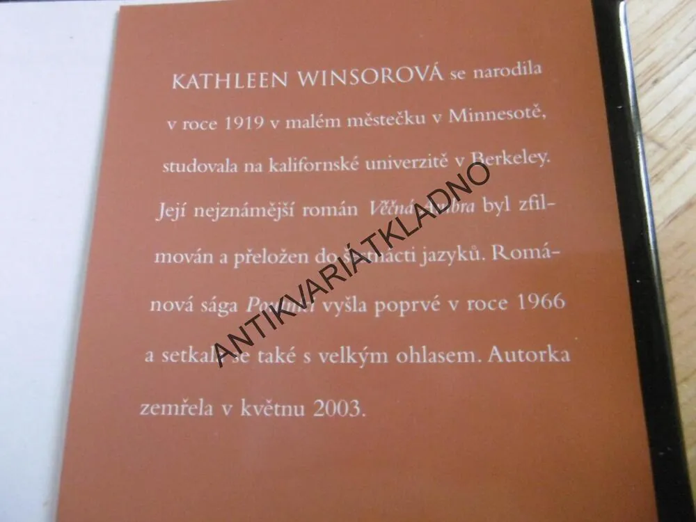 POUTNÍCI, KATHLEEN WINSOROVÁ, **an