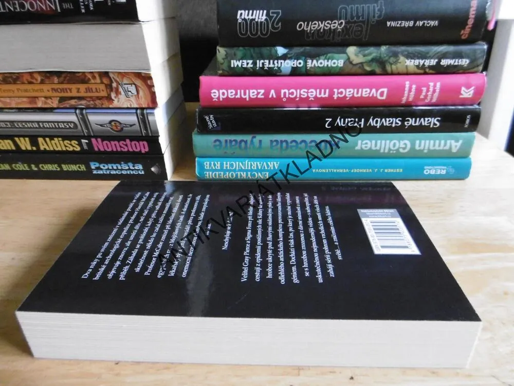 SEDMÁ POHROMA, JAMES ROLLINS, **an
