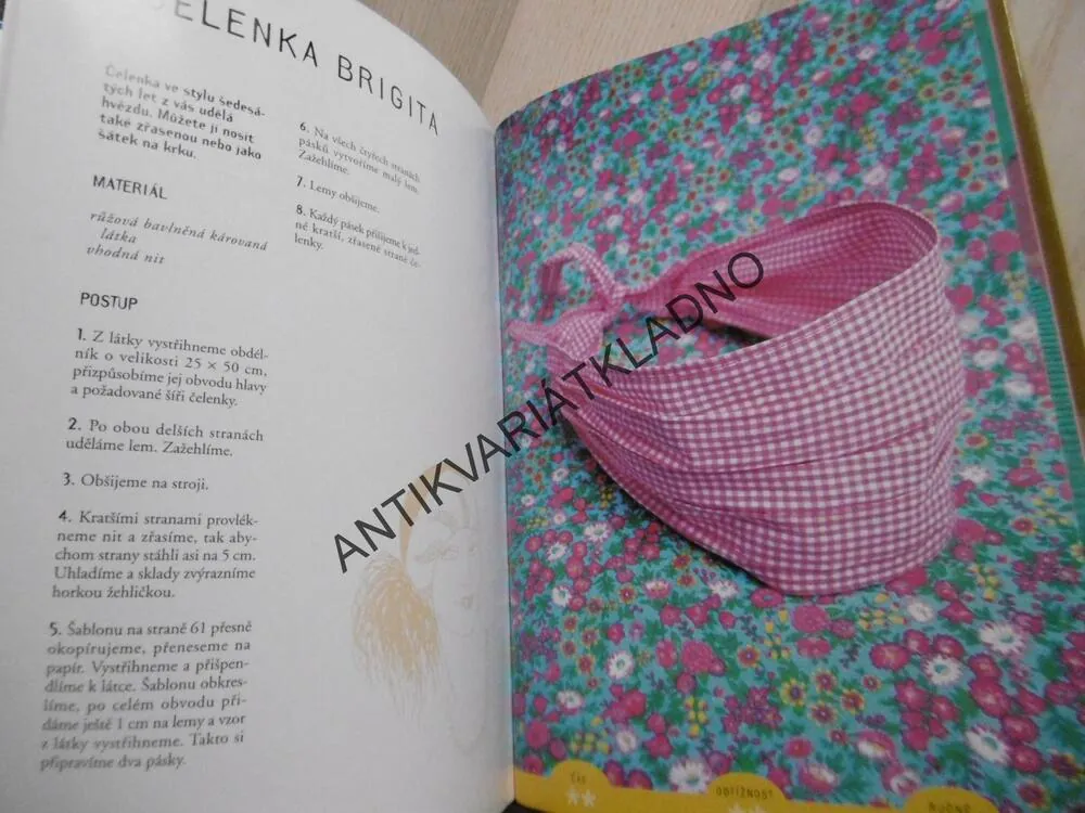 TEXTILNÍ DOPLŇKY, CAROLINE GILBERT, **an
