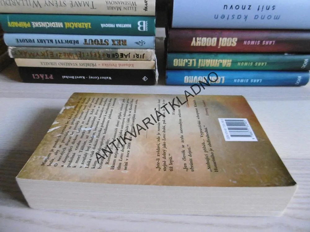 TISÍCE PLANOUCÍCH SLUNCÍ, KHALED HOSSEINI, **an