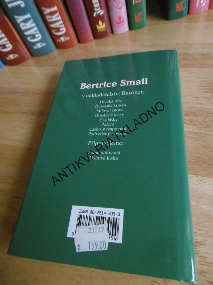 PODVEDENÝ VÉVODA, BERTRICE SMALL, **an