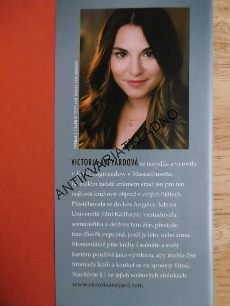 KRÁLOVA KLEC, VICTORIA AVEYARDOVÁ, VŠECHNO SHOŘÍ