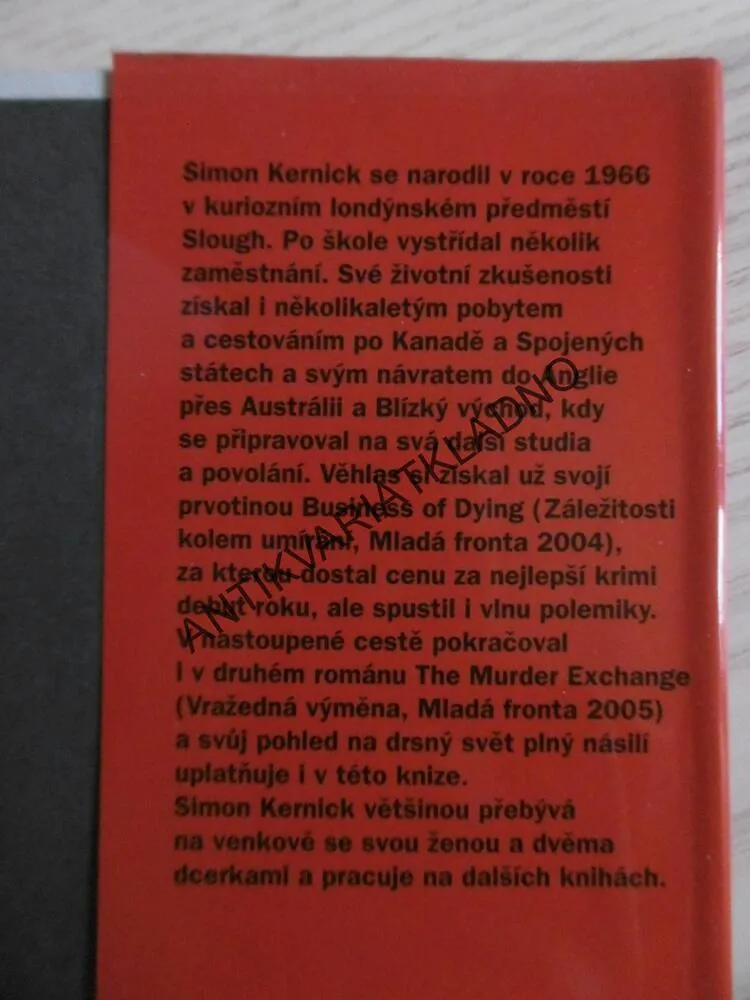 DEN, KDY JE DOBRÉ ZEMŘÍT, SIMON KERNICK, **an