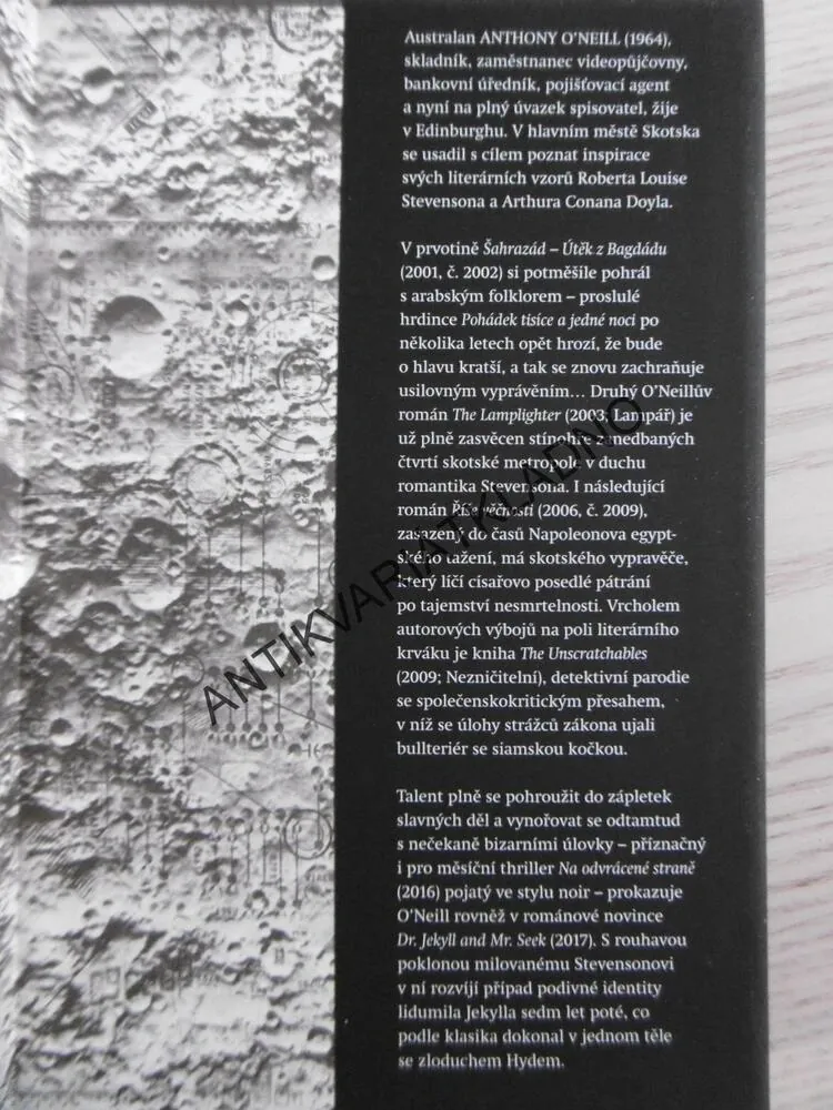 NA ODVRÁCENÉ STRANĚ, ANTHONY O´NEILL, **an