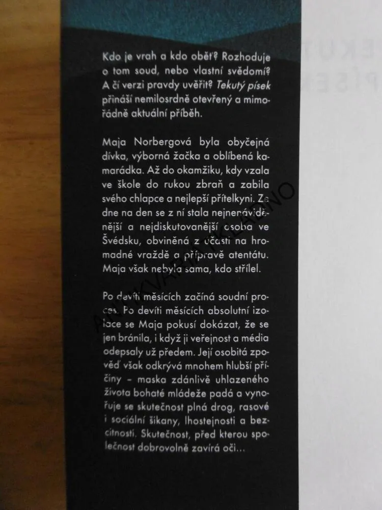 TEKUTÝ PÍSEK, MALIN PERSSON GIOLITO, **an