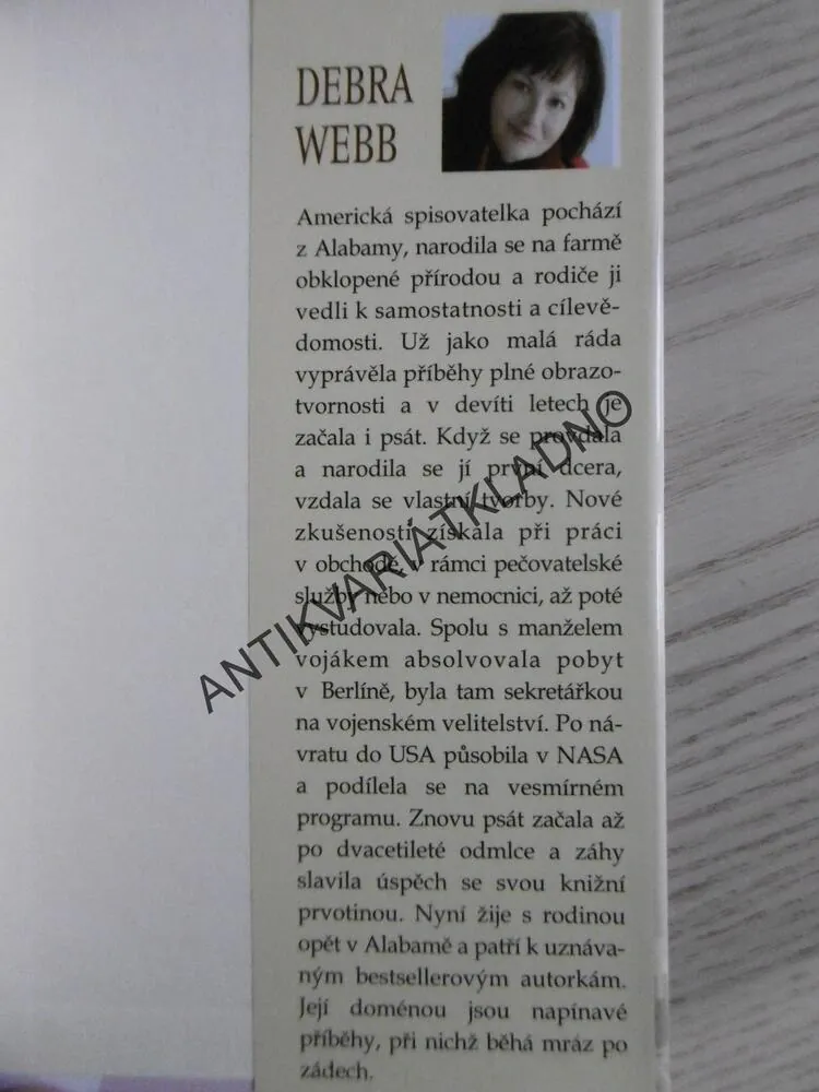 BEZE JMÉNA, DEBRA WEBB, **an