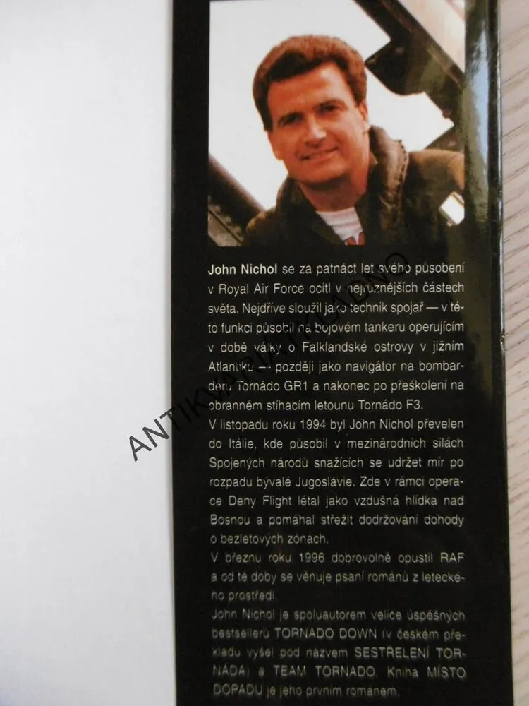 MÍSTO DOPADU, JOHN NICHOL, **an
