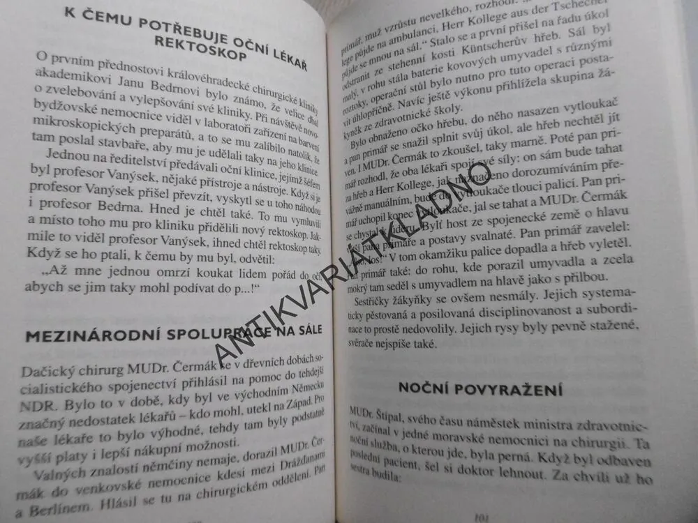 PAN PRIMÁŘ SE SMĚJE RÁD, JIŘÍ VAVŘINA, **an