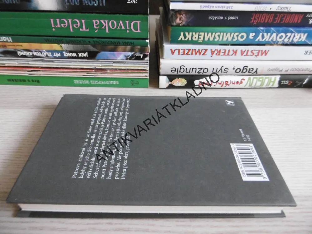 PŘES OKRAJ PROPASTI, NORAH MCCLINTOCKOVÁ, **an