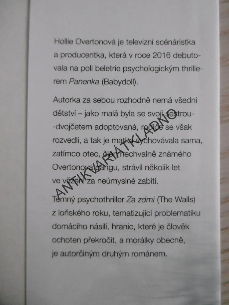 ZA ZDMI, HOLLIE OVERTONOVÁ, **an