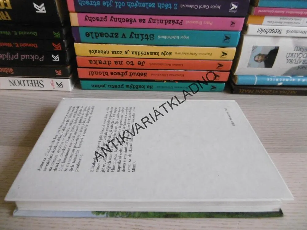 SPLÁTKA KRVÍ, ELIZABETH GEORGEOVÁ, **an