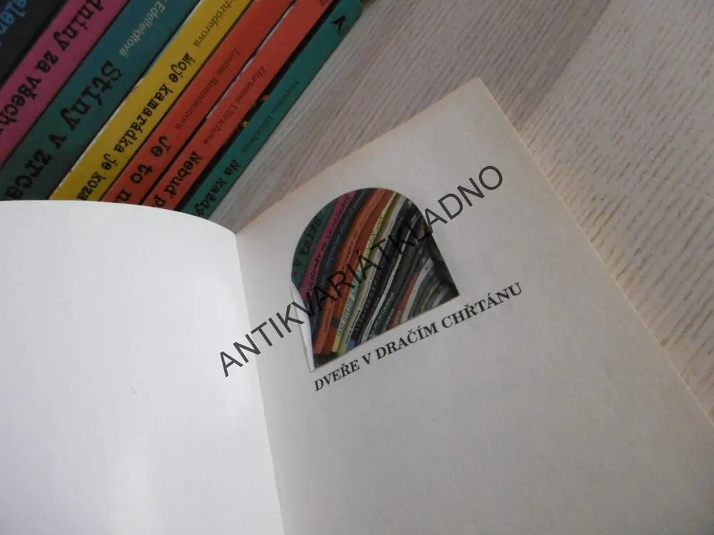 DVEŘE V DRAČÍM CHŘTÁNU, FRANK PERETTI, **an