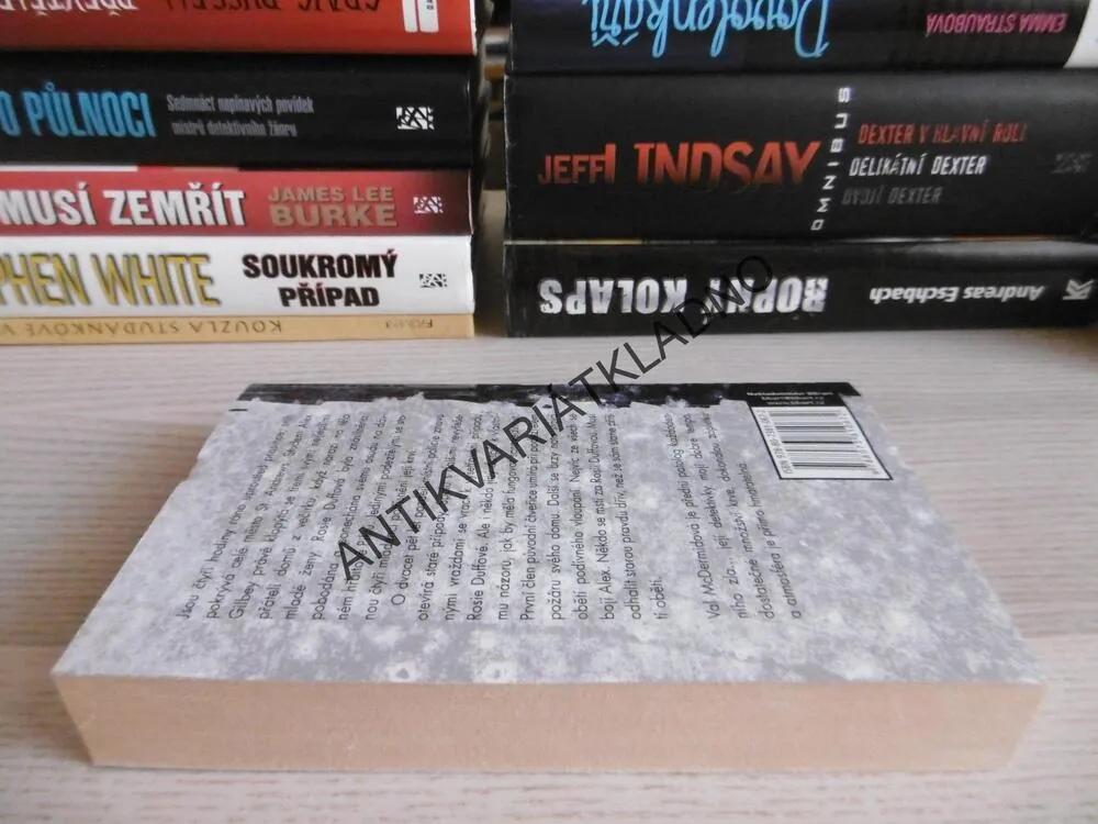 VZDÁLENÁ OZVĚNA, VAL MCDERMIDOVÁ, **an
