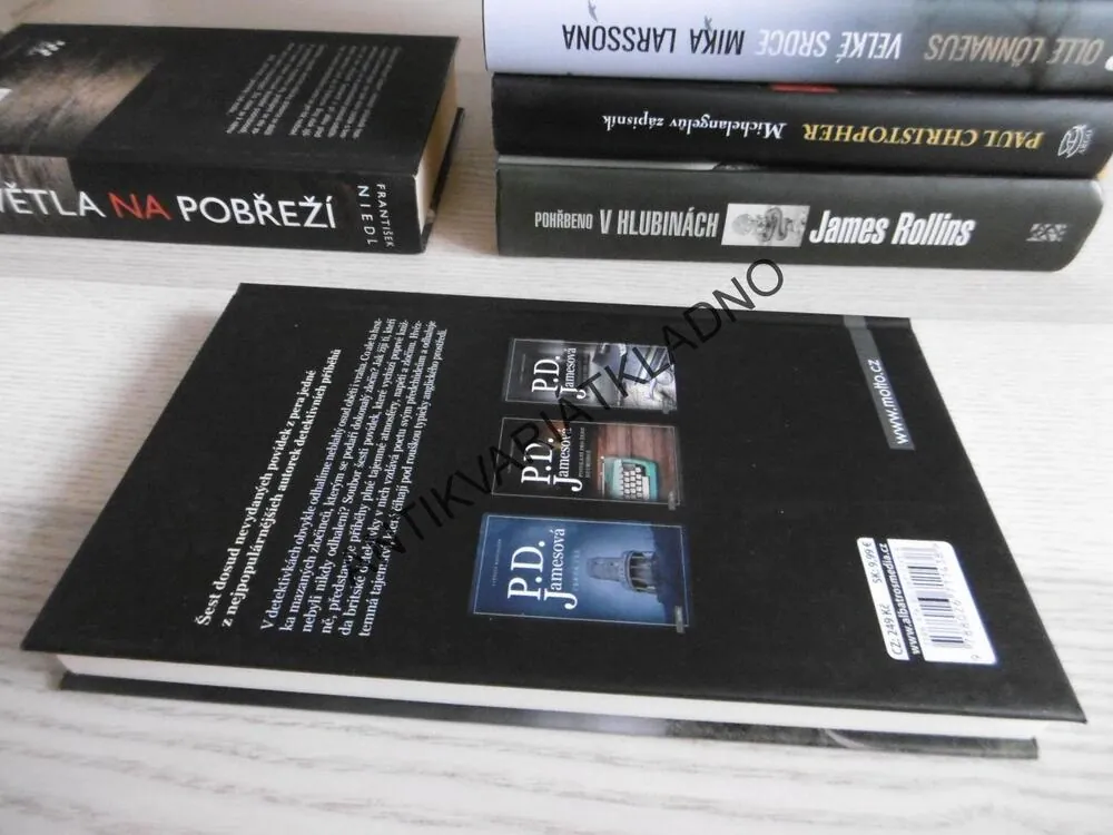 HOLČIČKA, KTERÁ MILOVALA HŘBITOVY, P. D. JAMESOVÁ, **an