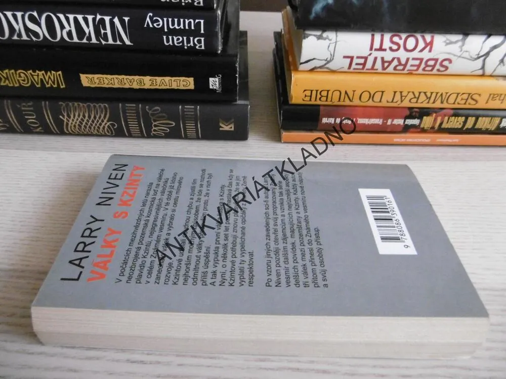 VÁLKY S KZINTY, LARRY NIVEN, **an