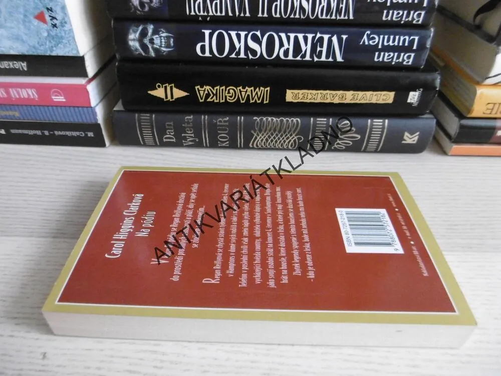 NA PÓDIU, CAROL HIGGINS CLARKOVÁ, **an