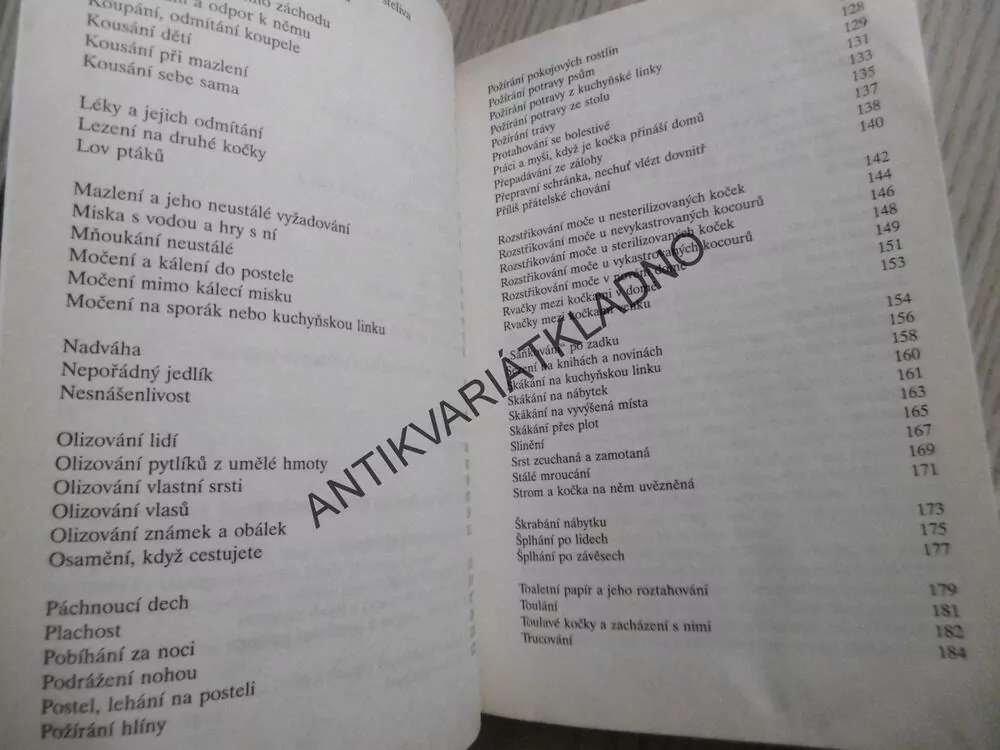 HODNÁ KOČKA, NEMOŽNÉ CHOVÁNÍ, ALICE RHEAOVÁ, **an