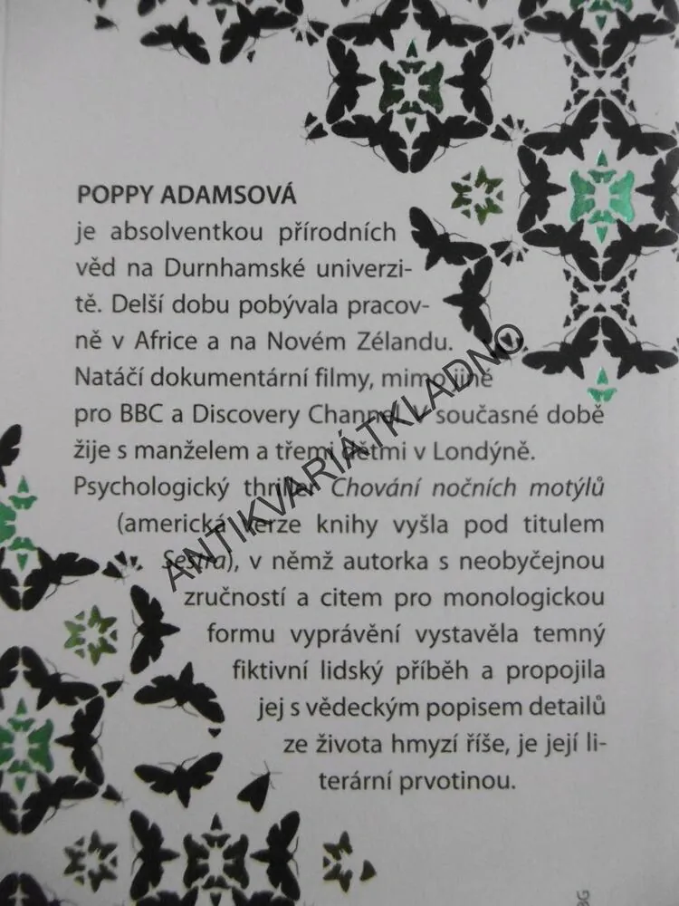 CHOVÁNÍ NOČNÍCH MOTÝLŮ, POPPY ADAMSOVÁ, **an
