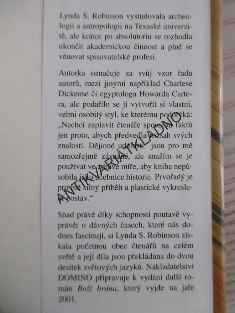 PŘÍBYTEK MRTVÝCH, LYNDA S. ROBINSON, **an