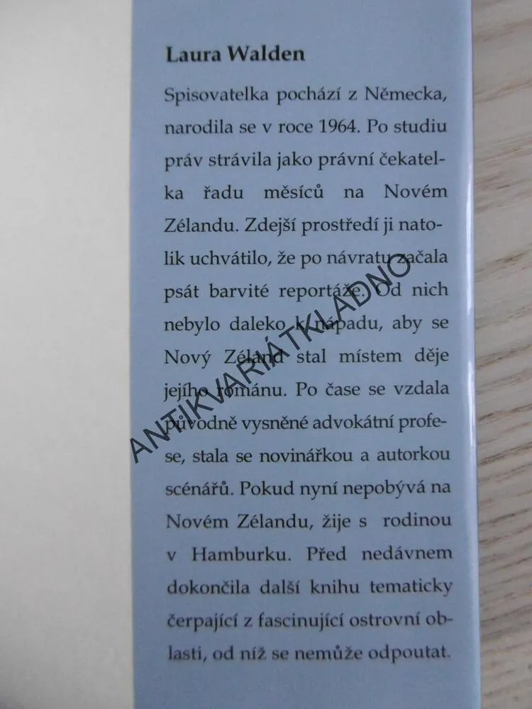 SKRÝŠ NA KONCI ÚTESU, LAURA WALDEN, **an