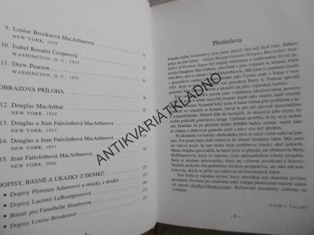 GENERÁLOVY ŽENY, LÁSKY DOUGLASE MACARTHURA, DAVID J. VALLEY, BETTY MCELHATTEN, **an