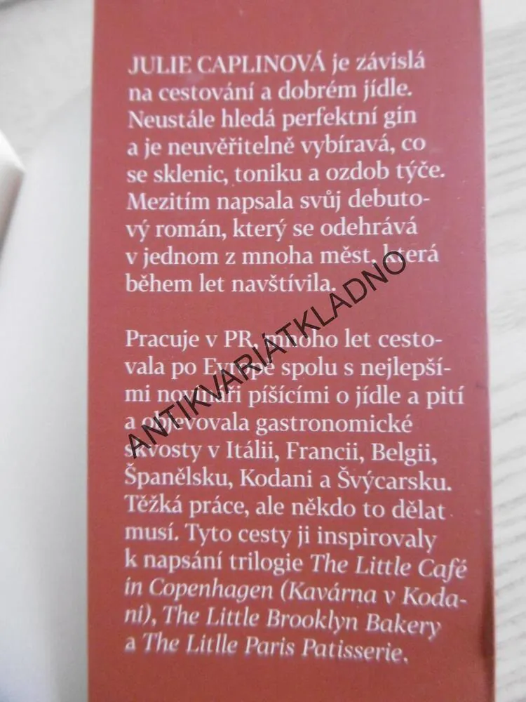 KAVÁRNA V KODANI, JULIE CAPLINOVÁ, **an