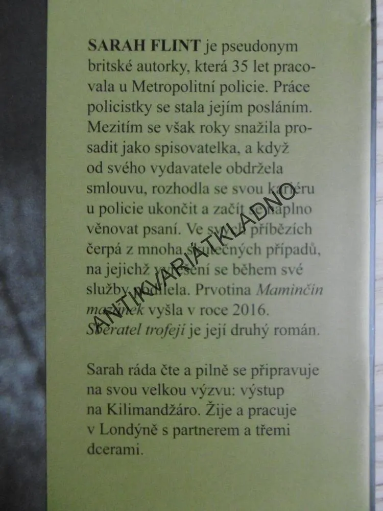 SBĚRATEL TROFEJÍ, SARAH FLINT, **an
