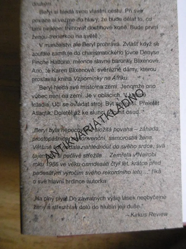 LÉTALA JSEM ZA SLUNCEM, PILOT, AFRIKA, PAULA MCLAINOVÁ
