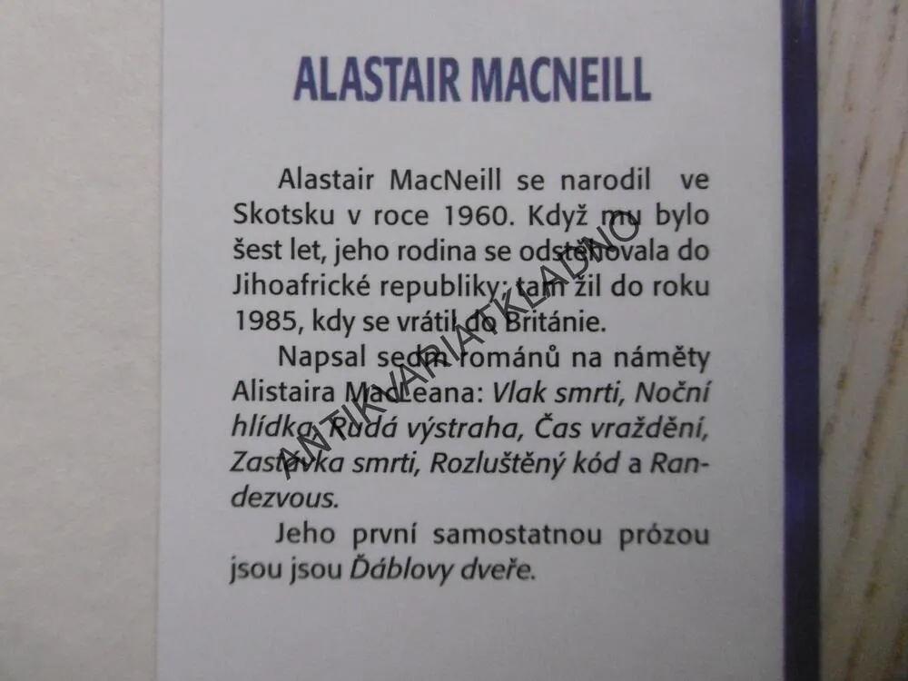 MESÍČNÍ KREV, ALASTAIR MACNEILL, **an