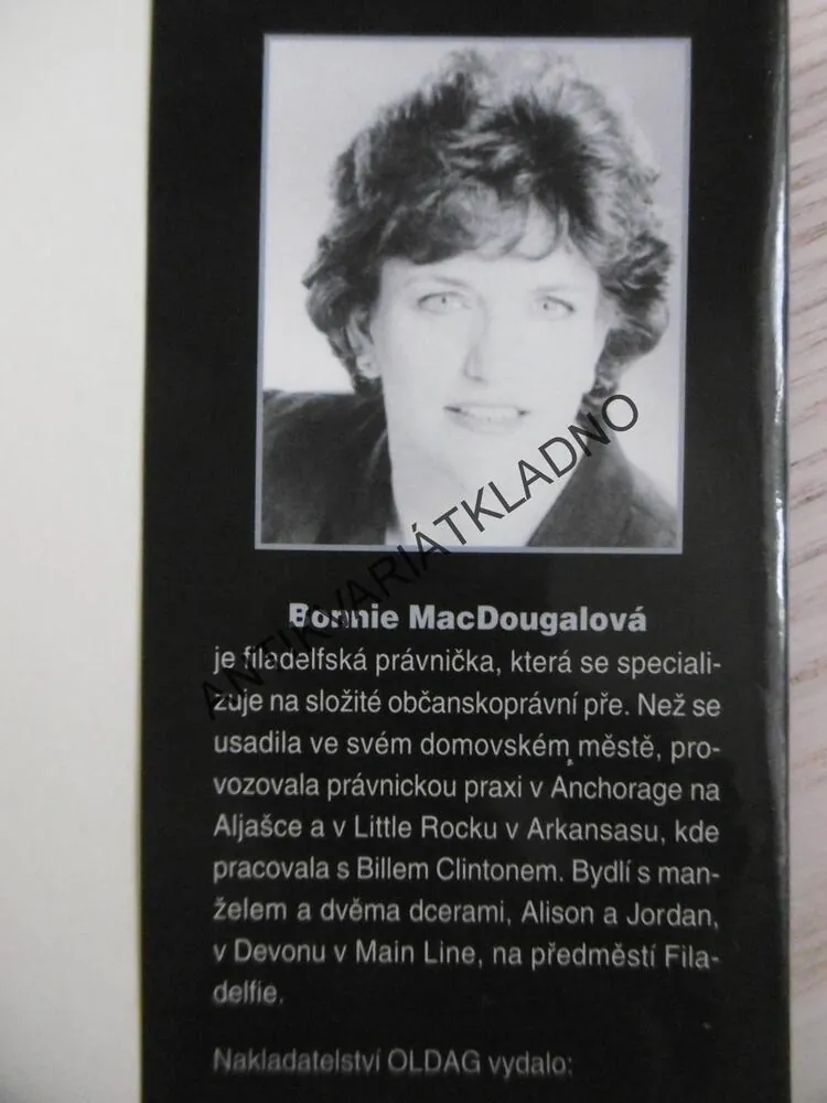 ÚHEL DOPADU, BONNIE MACDOUGALOVÁ, **an
