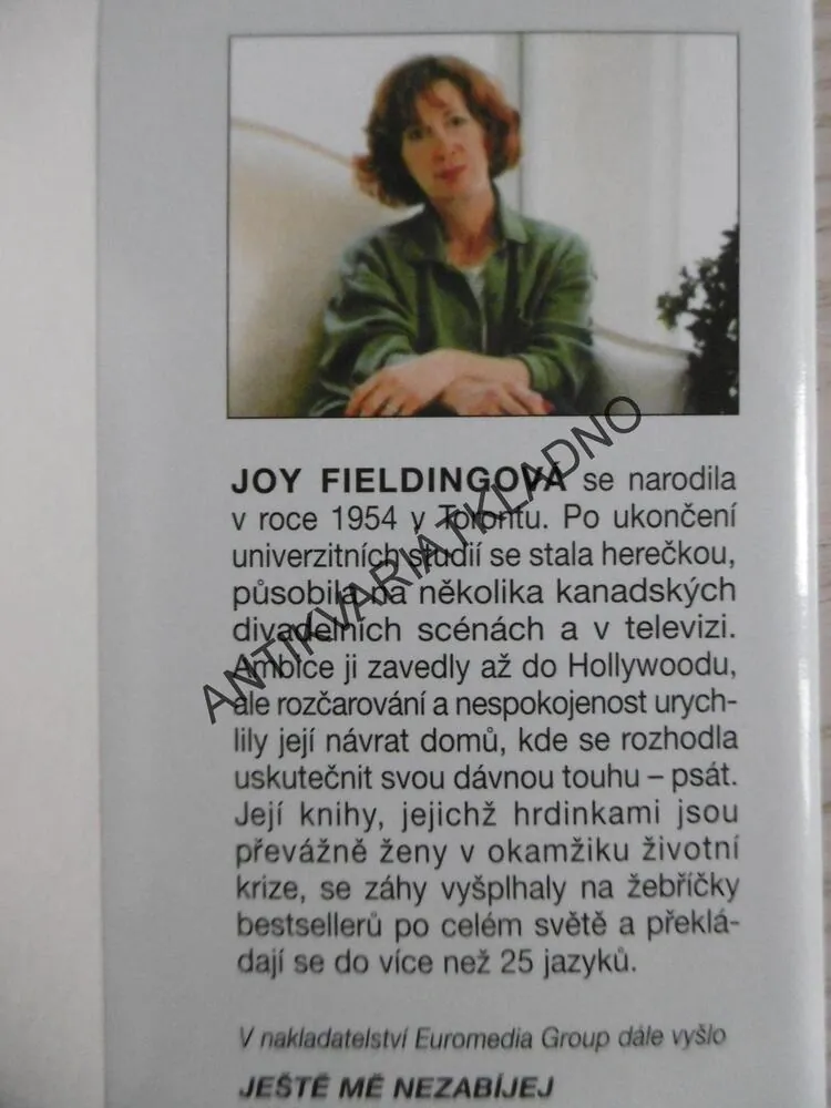 ŠEPOTY A LŽI, JOY FIELDINGOVÁ, **an