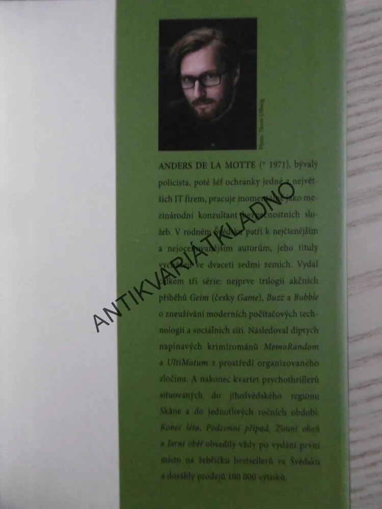 JARNÍ OBĚŤ, ANDERS DE LA MOTTE, **an
