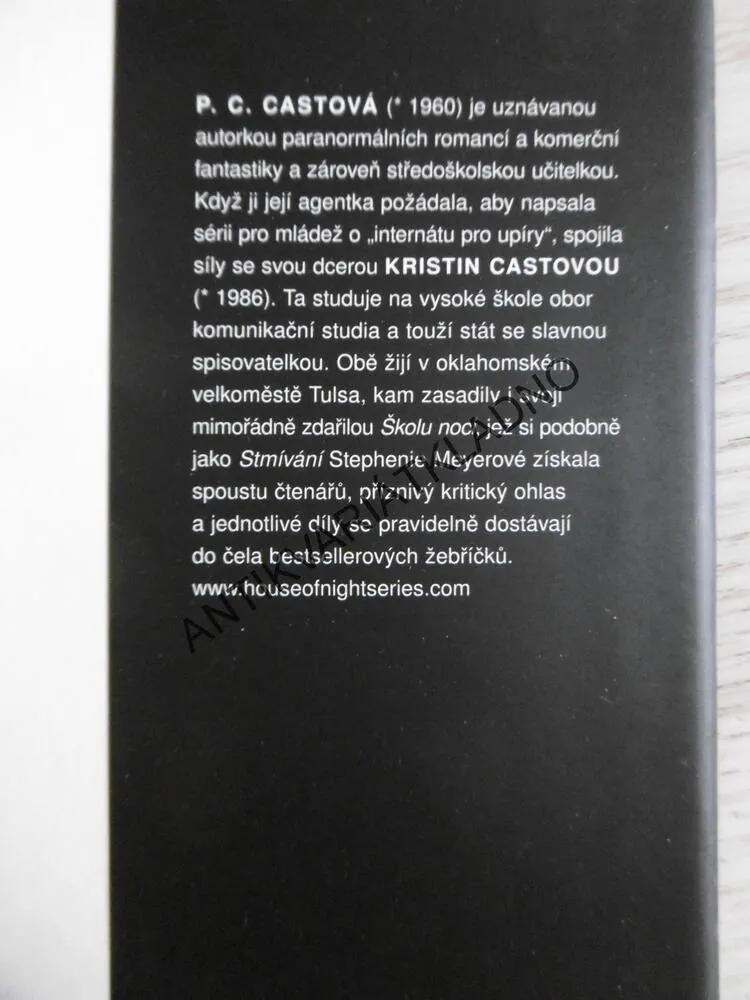 PROBUZENÁ, ŠKOLA NOCI 8., P. C. CASTOVÁ, KRISTIN CASTOVÁ, **an