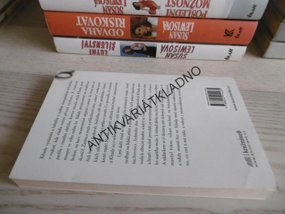 ZMRZAČENÁ, KHADY, **an