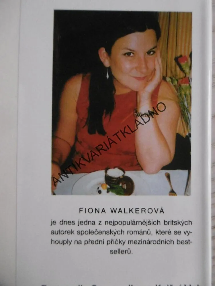 ZRÁDNÉ POLIBKY, FIONA WALKEROVÁ, **an
