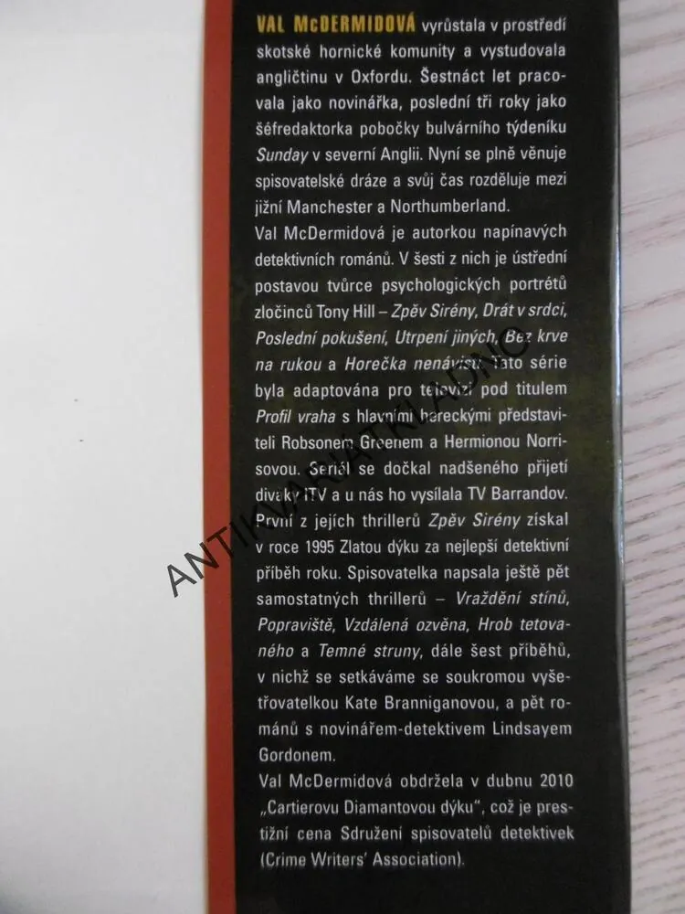 BLUDIŠTĚ TEMNOTY, VAL MCDERMIDOVÁ, **an