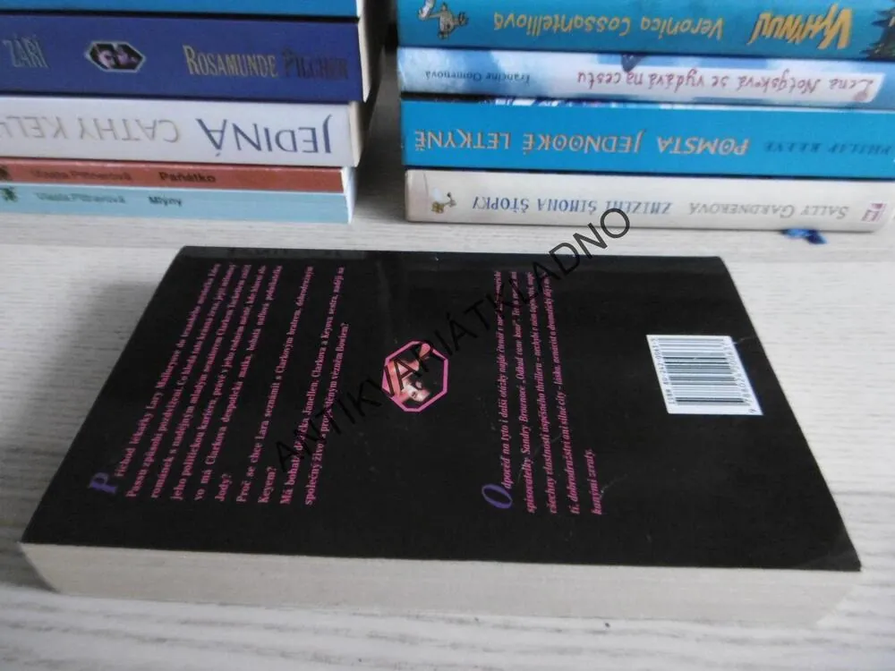 ODKUD VANE KOUŘ, SANDRA BROWN, **an