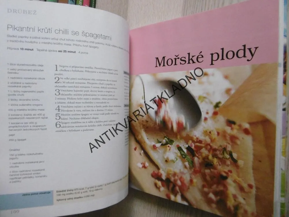 CHUTNOU STRAVOU PROTI VYSOKÉMU TLAKU, **an