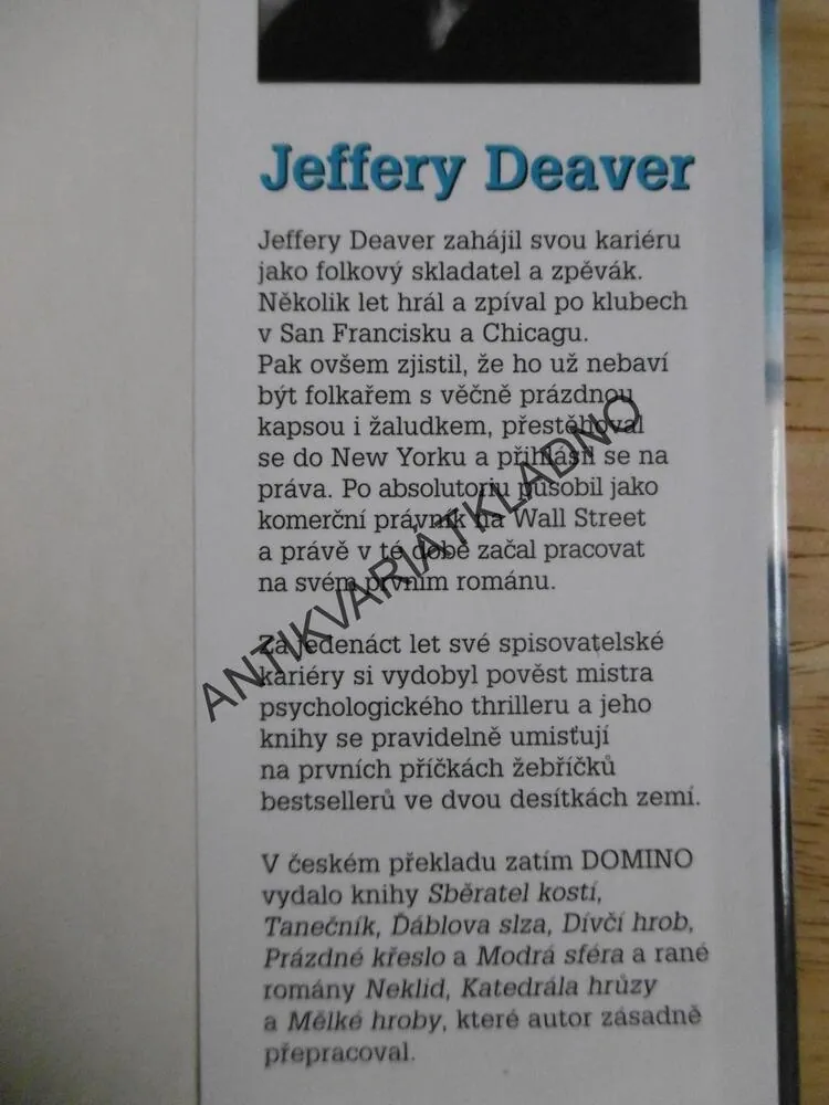 MĚLKÉ HROBY, JEFFERY DEAVER, **an