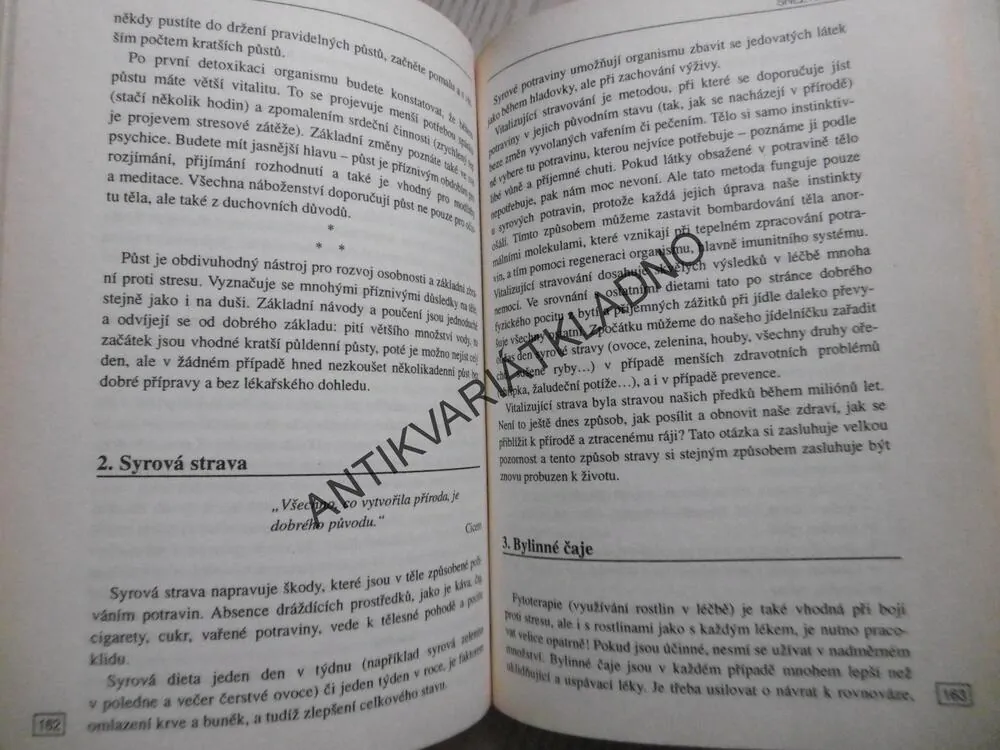 STRES POD KONTROLOU, BRUNO COMBY, **an