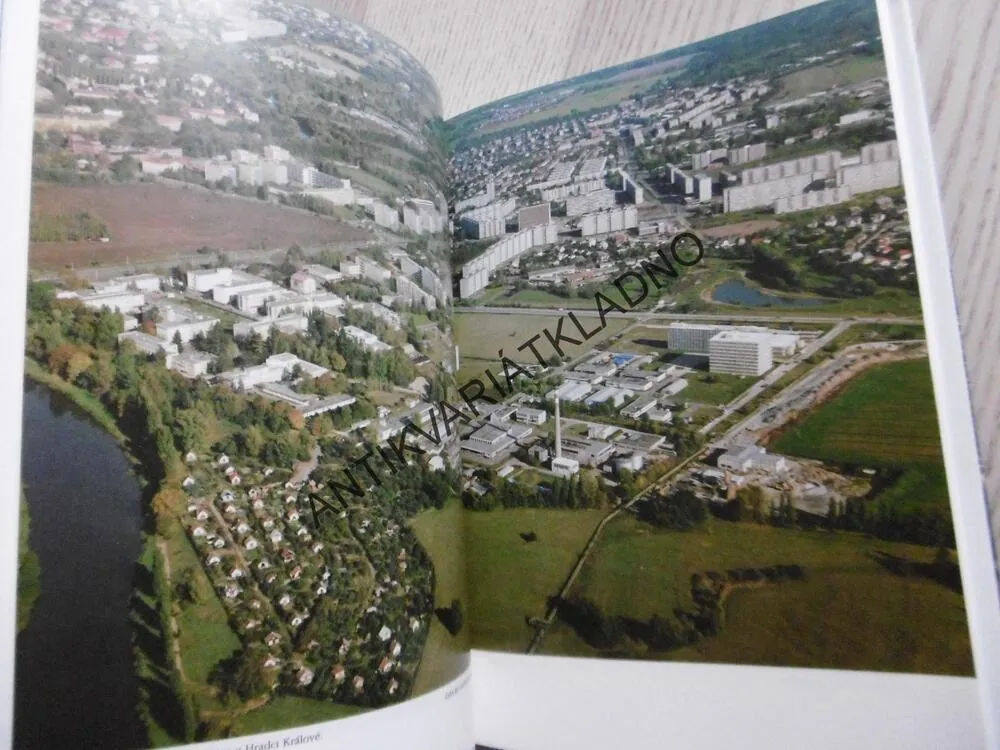LÉKAŘSKÁ FAKULTA UNIVERZITY KARLOVY V HRADCI KRÁLOVÉ, 1945 - 1995, KOLEKTIV AUTORŮ, **an