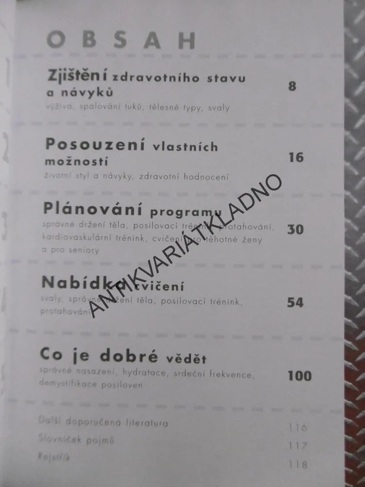 VÁŠ OSOBNÍ NEJLEPŠÍ TRENÉR, TANYA WYATTOVÁ, **an