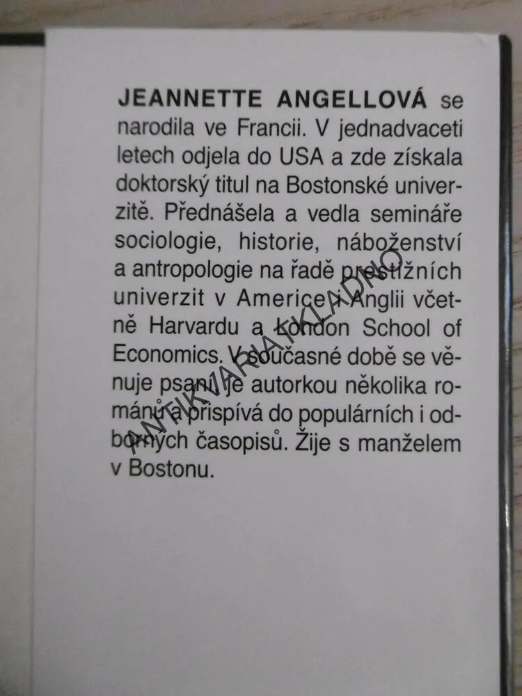 DVOJÍ ŽIVOT, JEANETTE ANGELLOVÁ, **an