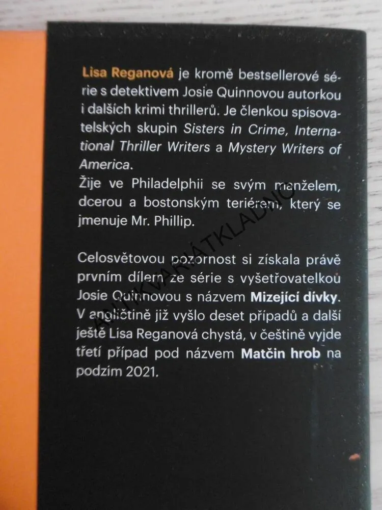 DÍVKA BEZE JMÉNA, LISA REGANOVÁ, **an